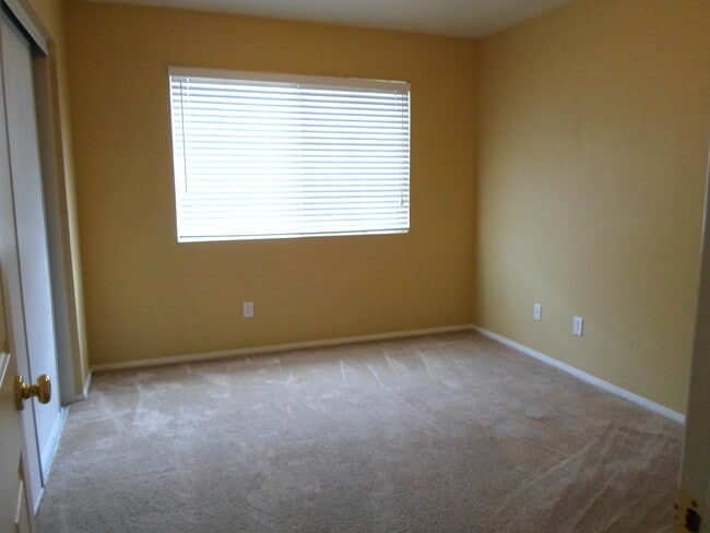 One of the other bedrooms - 460 Middlebury Ct
