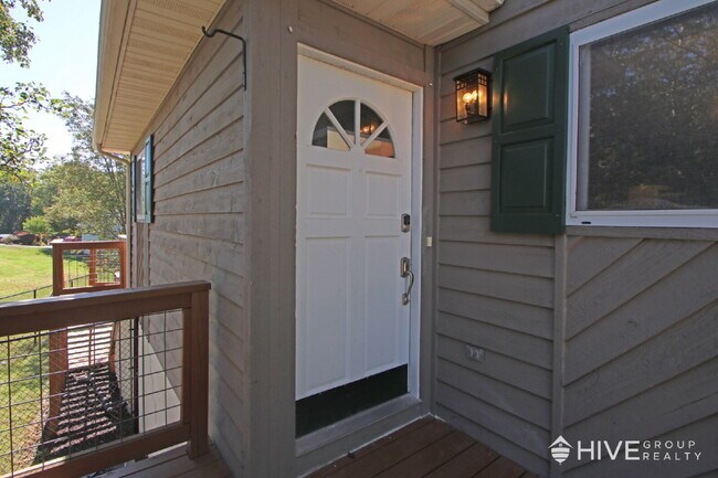 Building Photo - Bright and Spacious Home with a Fantastic ...