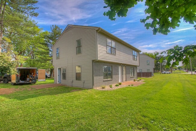 Building Photo - Remodeled 2BR Townhome in Spring Hill