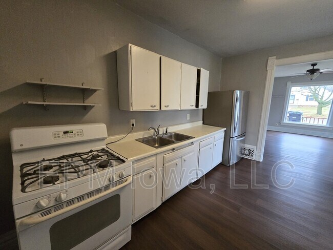 Building Photo - 949 13th St