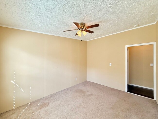 Building Photo - Lovely spacious home-3 bedroom-2 bathrooms-all appliances