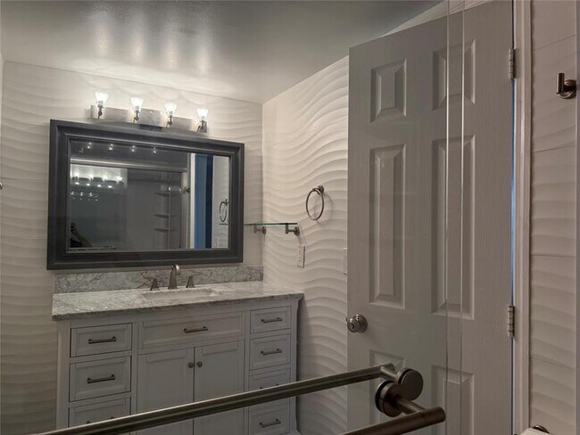 Building Photo - 1319 E Hillsboro Blvd