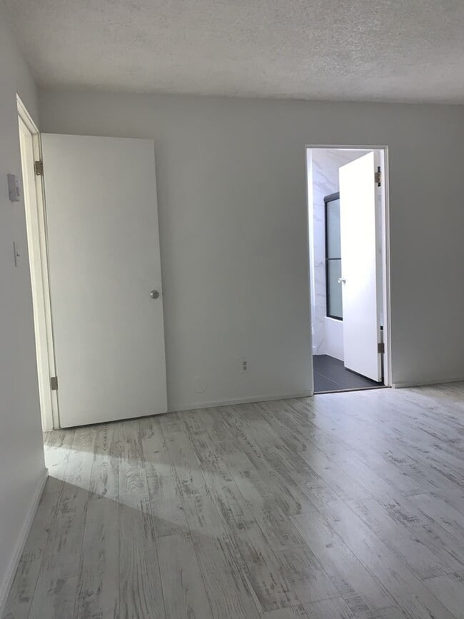 Building Photo - Ground floor Oasis -  1BD/1.5BA