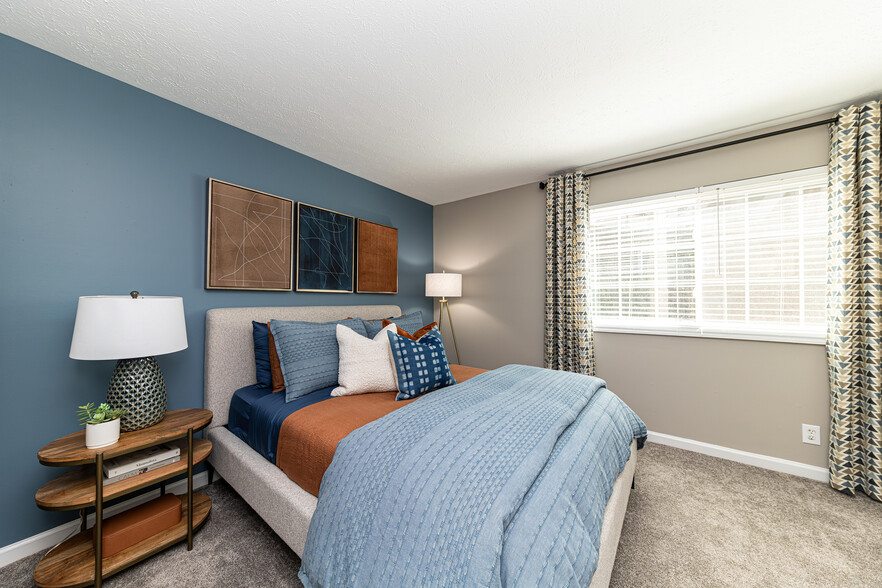 Cozy bedroom with carpet - Post Oak