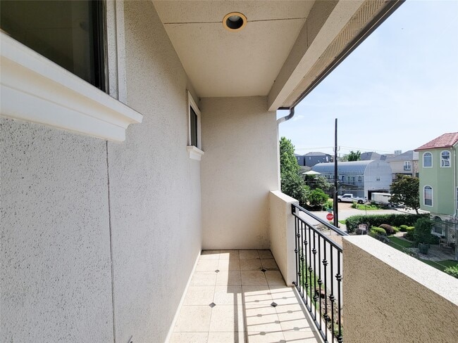 Building Photo - 604 Reinerman St
