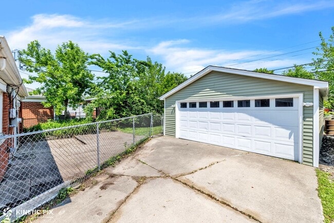 Building Photo - 11617 Kedzie Ave