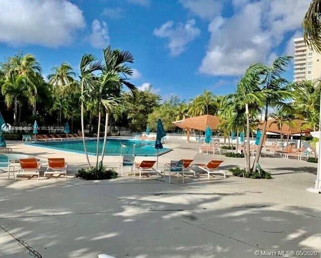 Building Photo - 100 Bayview Dr