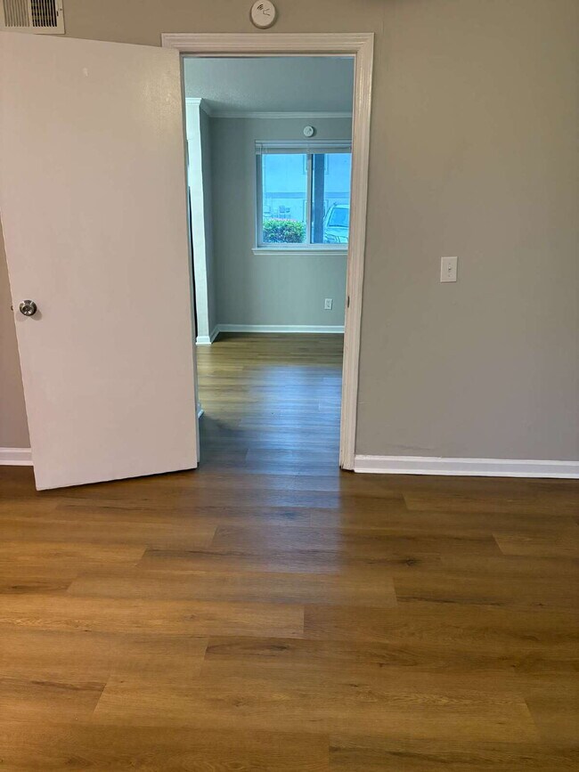 Building Photo - 105 P' Poole Ave #101: Red Bank 1Bed/1Bath Apartment w/ Laundry Units, Central AC, and Granite Co...