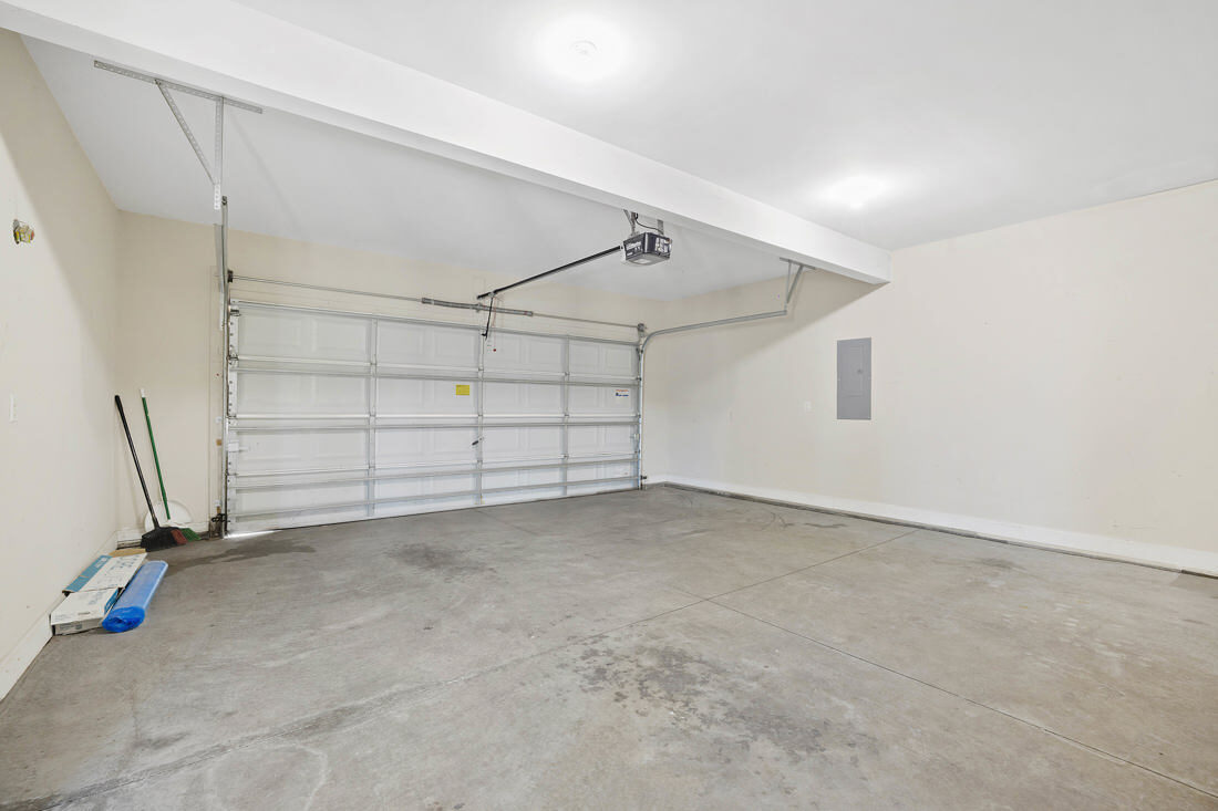 Building Photo - 121 Feathers Ln