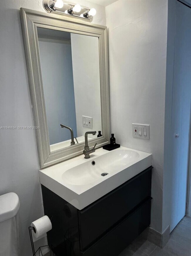 Building Photo - 4164 Inverrary Dr