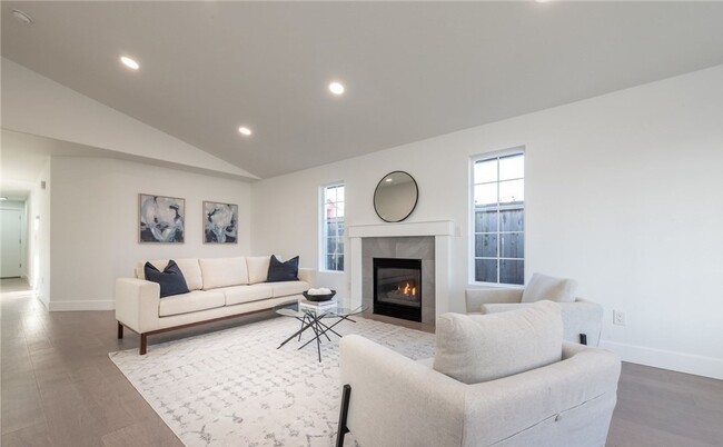 Building Photo - Contemporary rambler in Kent Station!