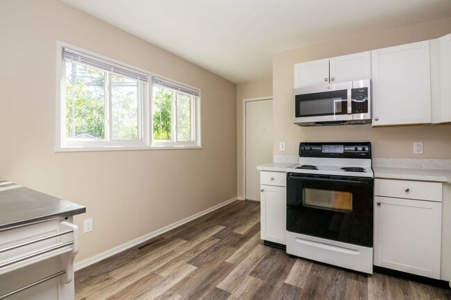 Building Photo - 2420 N Circle Dr