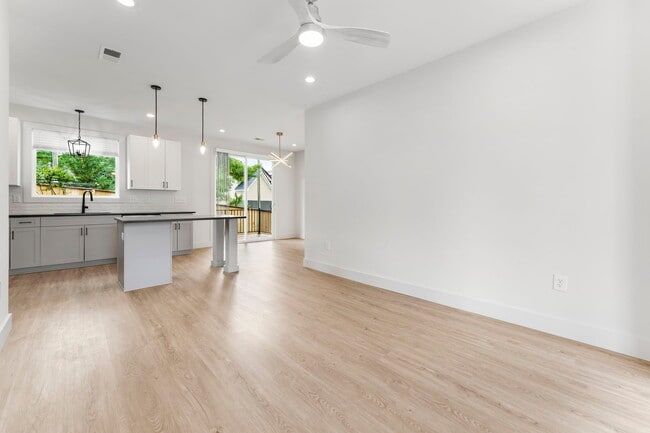 Building Photo - Medford Mews, Carriage House 321
