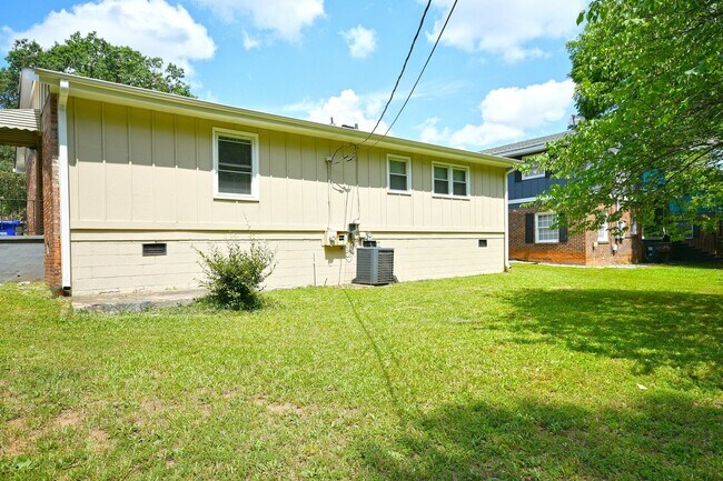 Building Photo - New Lower Price! Remodeled 3 bed / 1.5 bath home near downtown Spartanburg