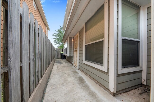 Building Photo - 7138 Sun Village Dr