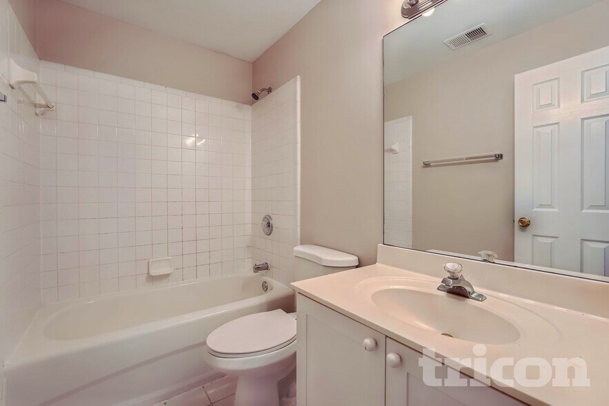 Building Photo - 4153 Ashland Cir