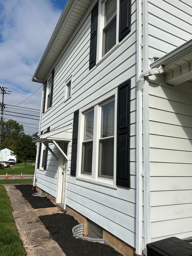 Building Photo - 3 Bedroom, 1.5 bathroom Home with 2-Car Garage!!