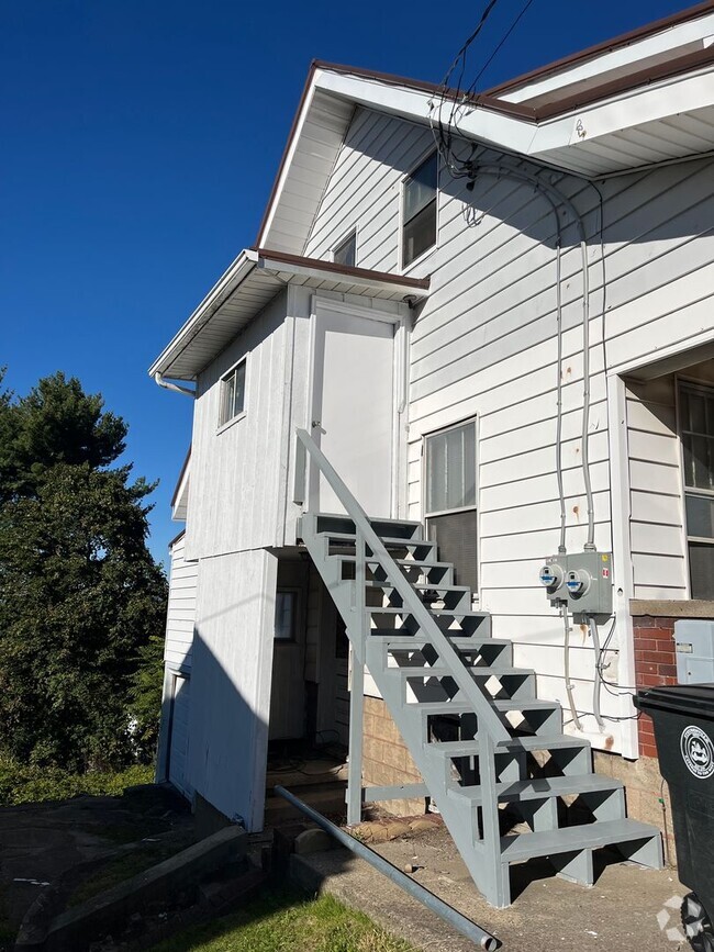 Building Photo - One Bedroom Upstairs Apartment