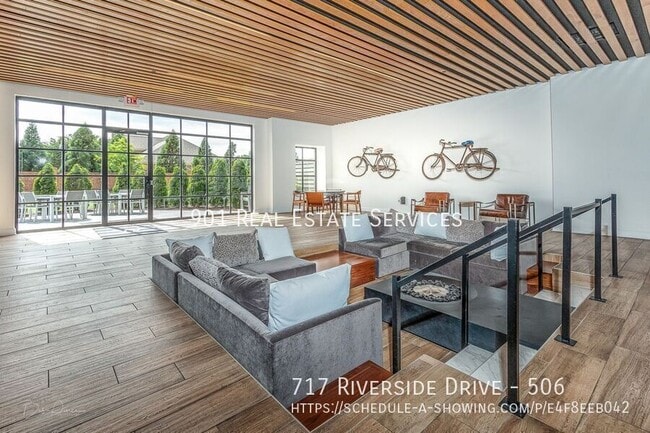 Building Photo - 717 Riverside Dr