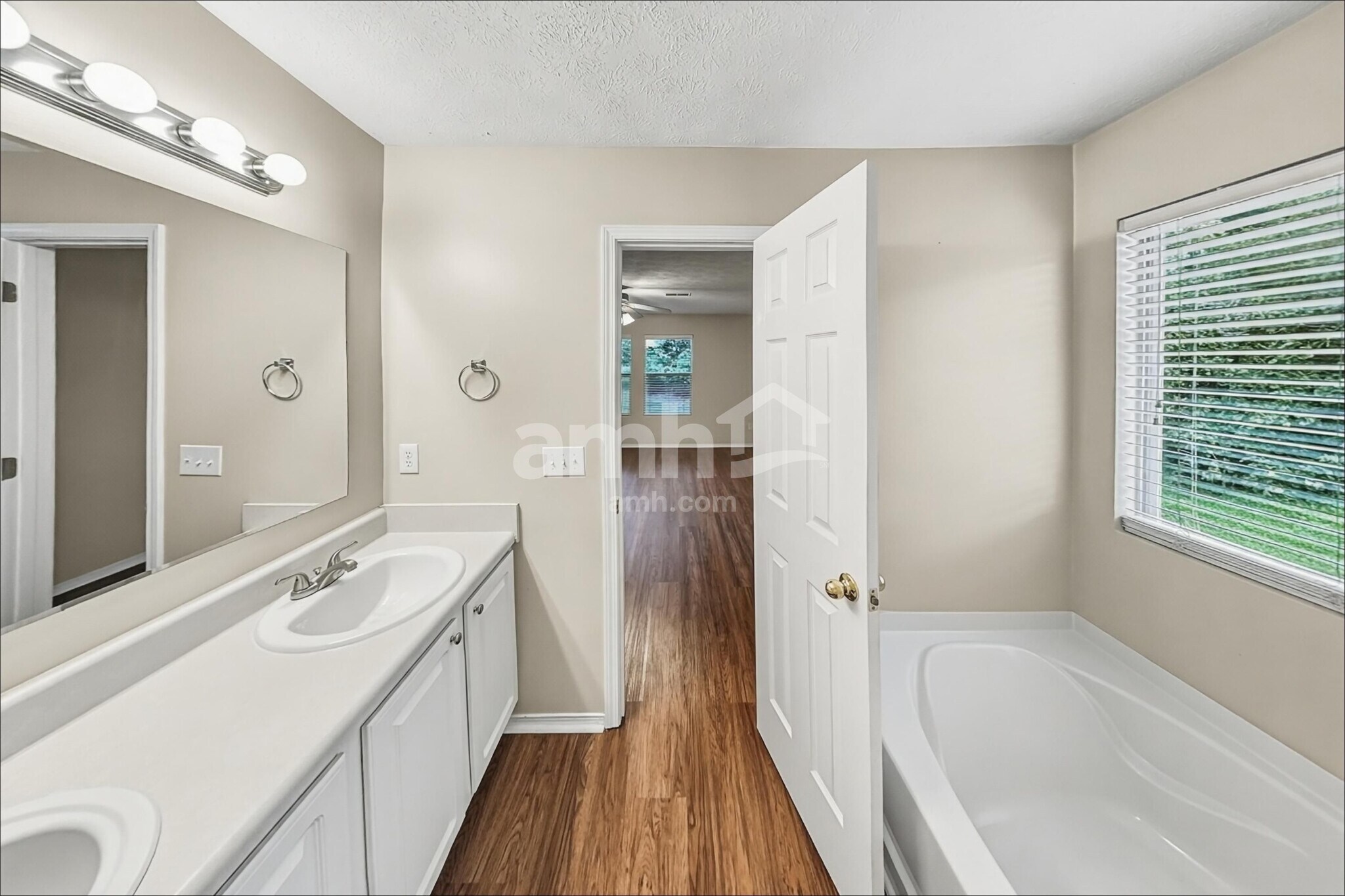 Building Photo - 2649 Sutherland Dr