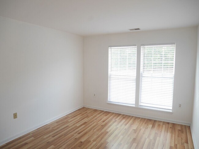 Building Photo - Spacious 2nd Floor Condo in Russett – Prime Laurel Location!