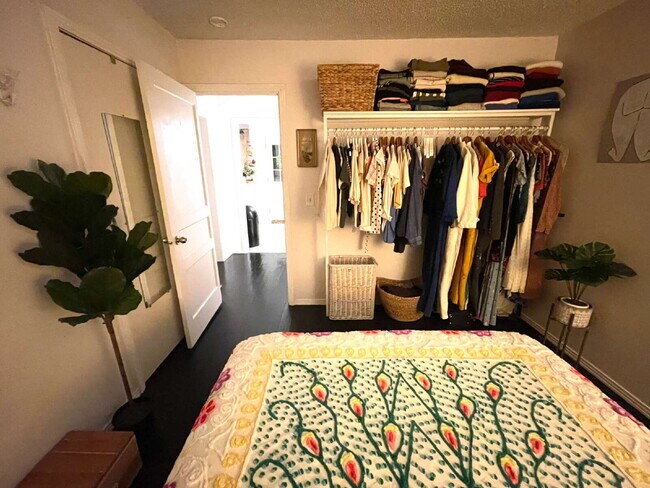 Building Photo - Phenomenal Downtown River View!