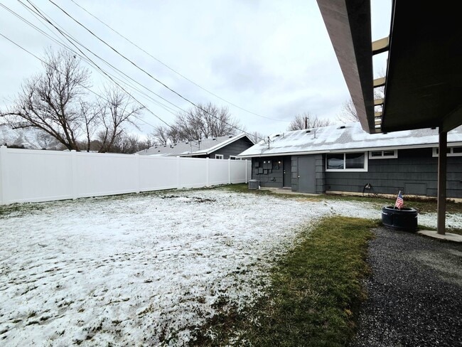 Building Photo - 1231/1233 Montana St. Duplex