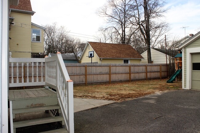 Backyard perfect for BBQ - 232 Roselle St