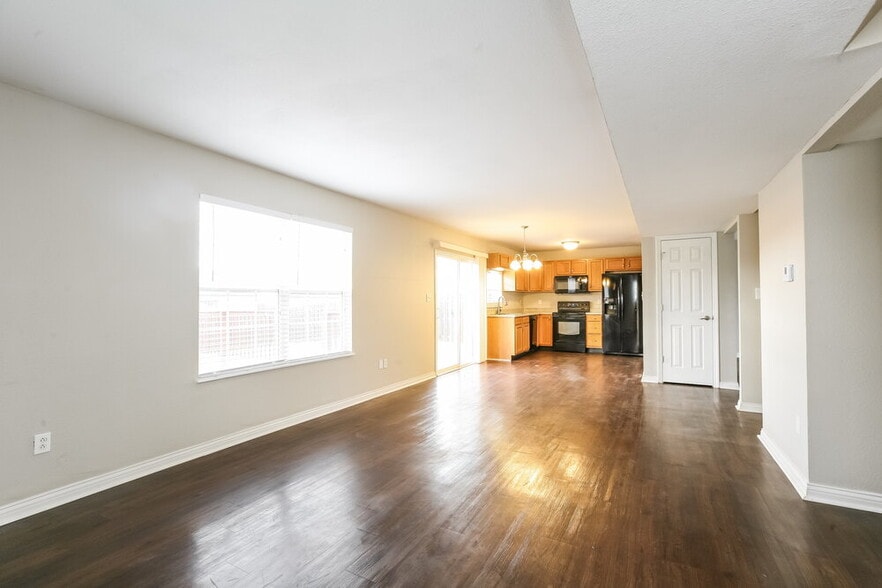 Building Photo - 2718 Rothe Ln