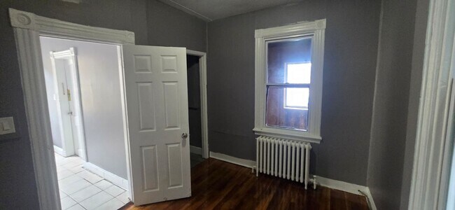 Building Photo - 4 bedroom, 1 bath