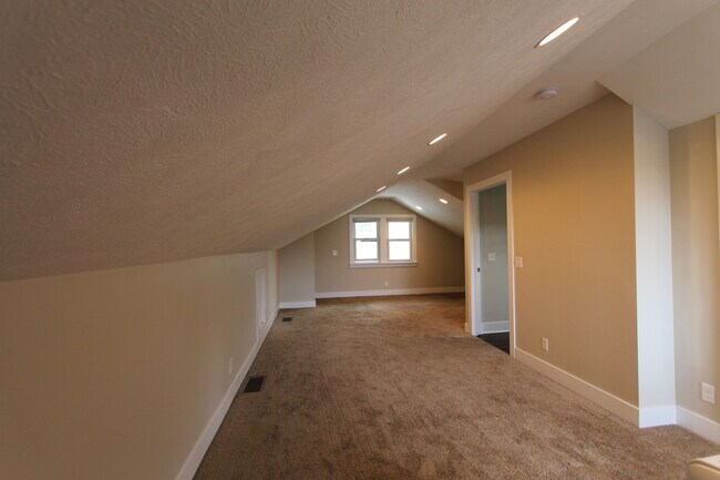 Building Photo - Dreamy 3 Bedroom house in Midtown