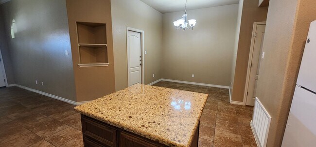 Building Photo - 2 bedroom 2 bath close to Clear Creek 8/12 move in date