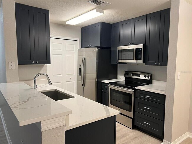 Building Photo - 5455 Vineland Rd