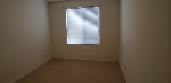 Building Photo - Spectacular 4 bedroom, 2.5 bath home on private lane