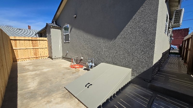 Building Photo - 619 S Sacramento St