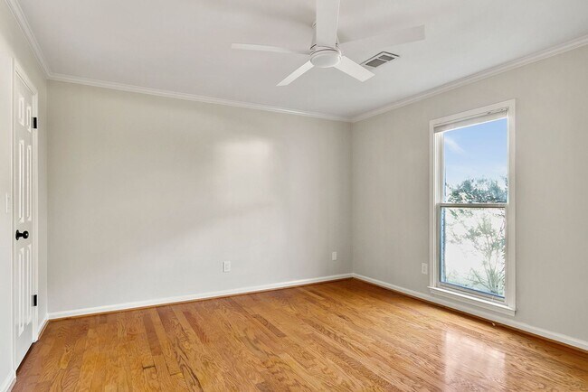 Building Photo - Beautiful 4 Bed 2.5 Bath Available Now!