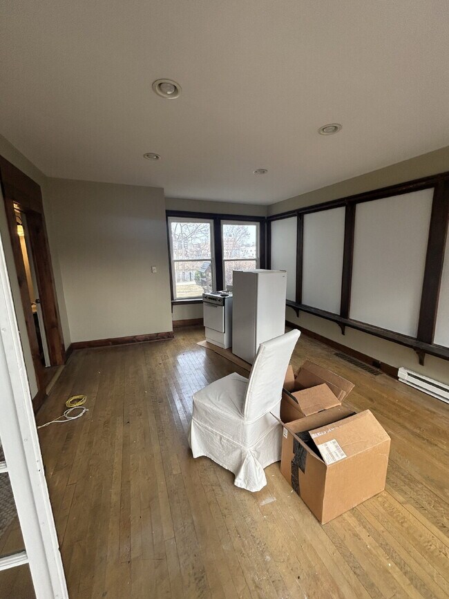 Building Photo - Studio apartment available September 1st i...