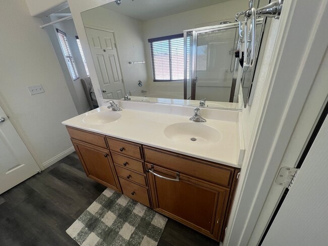 Building Photo - Spacious 4-Bedroom Home in Desirable Apple Valley Neighborhood