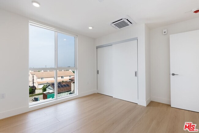 Building Photo - 8561 Belmont St