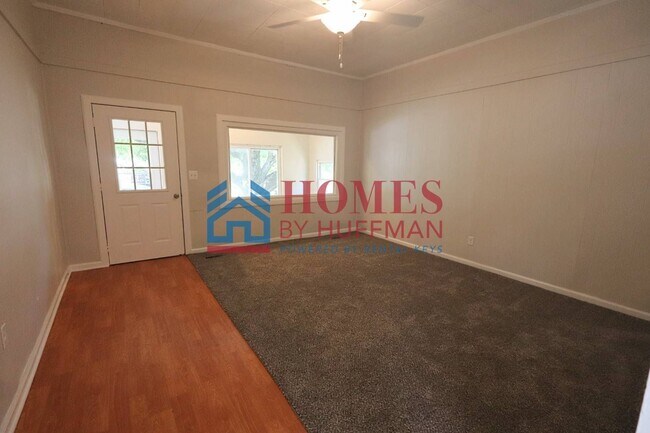 Building Photo - Three Bedroom House