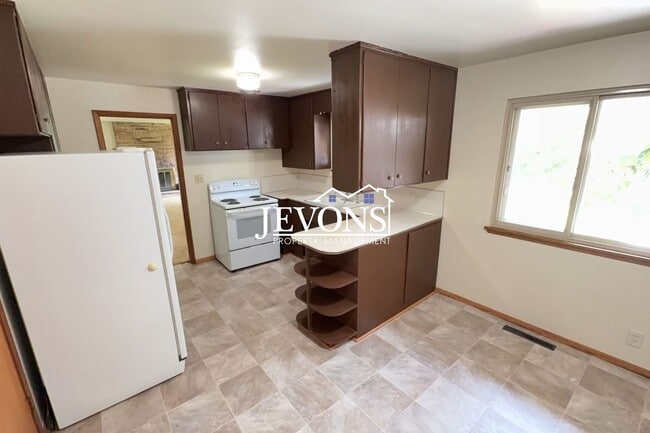 Building Photo - Available Now! 4-bedroom, 2-bathroom house in SeaTac