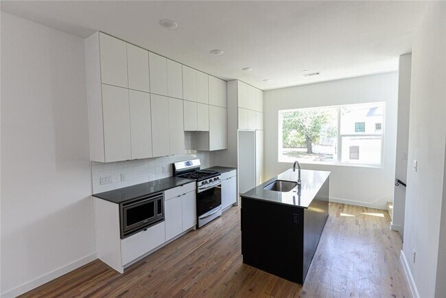 Building Photo - 427 W 10th St