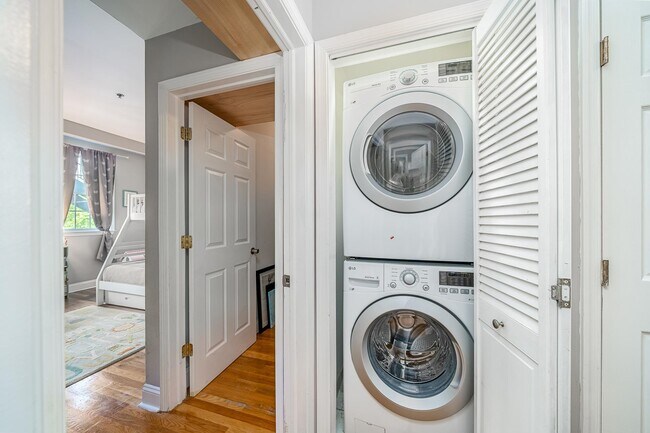 Building Photo - 233 Monroe St