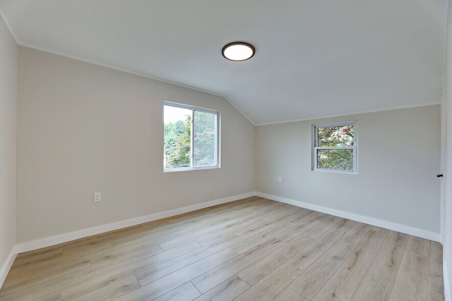 Building Photo - 205 Island Rd