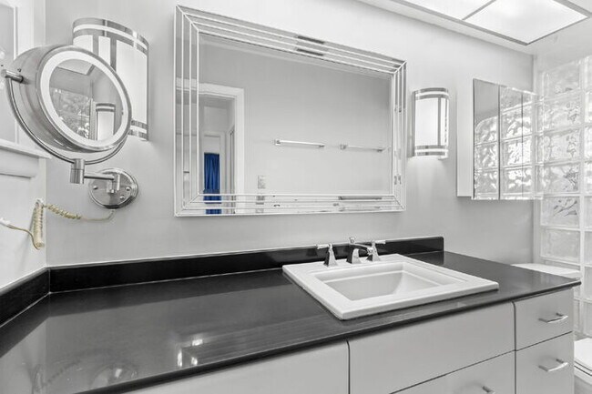 Building Photo - "Spacious 2-Bed, 2-Bath Condo Oasis in Prime Clearwater Location – 55+ COMMUNITY