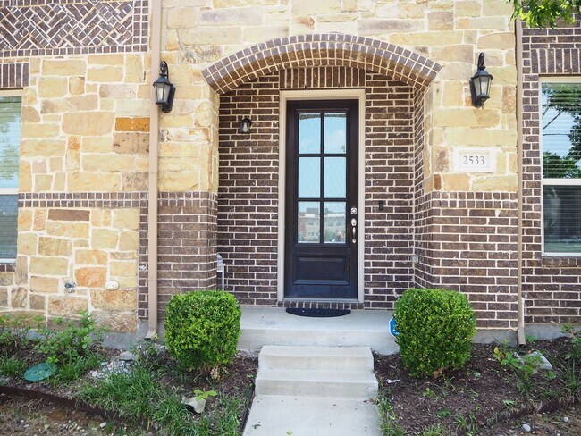 Building Photo - 3 Bed - 2.5 Bath Townhome in Flower Mound ...