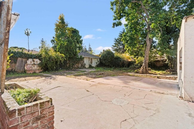 Building Photo - 2081 Oakwood Dr