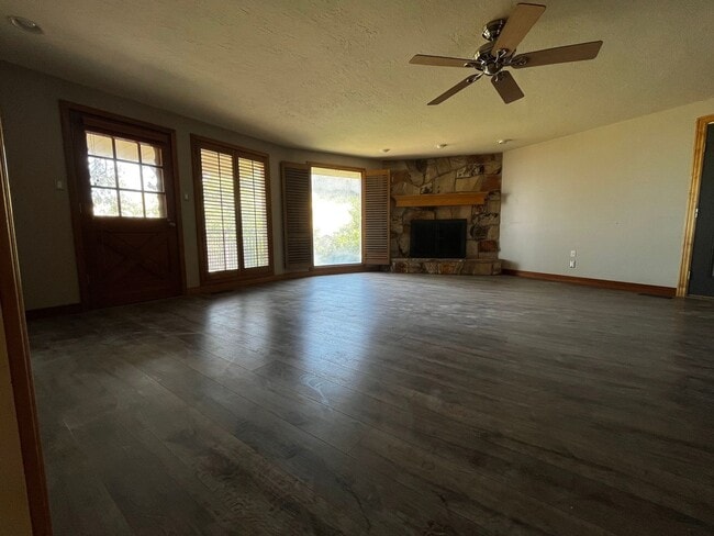 Building Photo - Beautiful 5 Bedroom/4 Bathroom in Bountiful