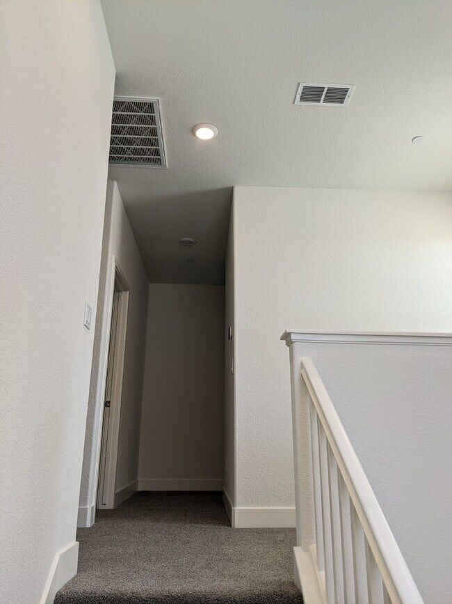 Building Photo - Prime location in Merced!