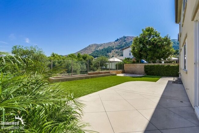 Building Photo - Beautiful 5Bdm 2.5Ba Home with Mountain Vi...